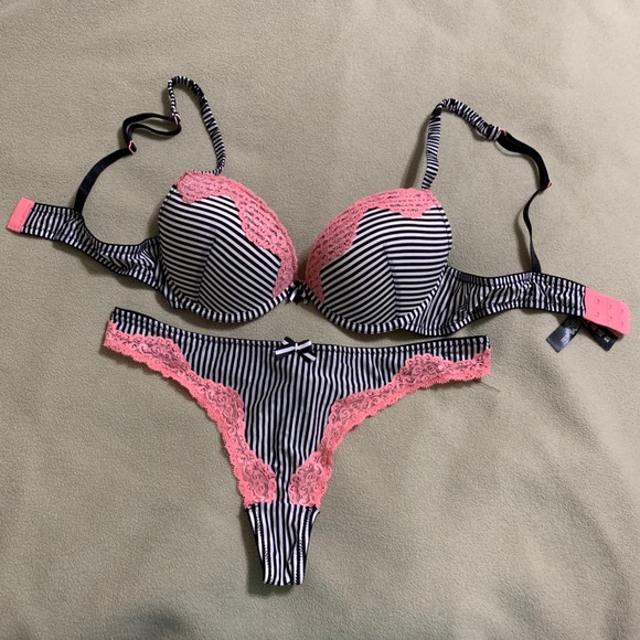 Secret Possessions Bra and two thongs. NWT. - Picture 5 of 10